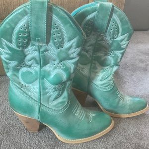 Beautiful turquoise western boots.